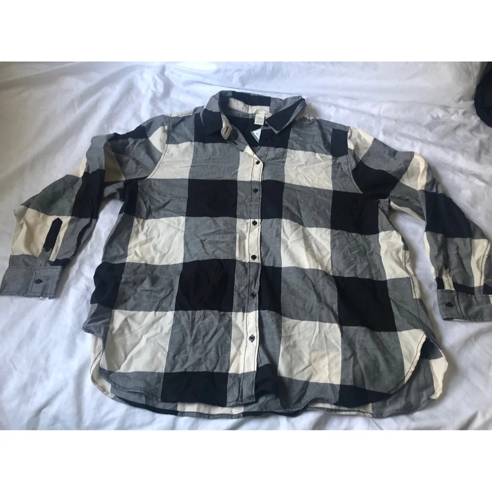 H&M Womenโs Buffalo Flannel button up shirt Top